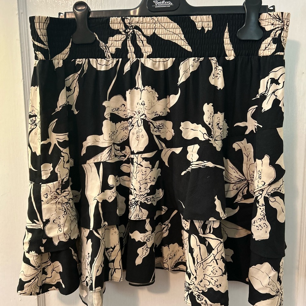 Cabi ruffled black and white floral mini skirt size Large